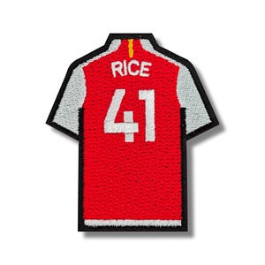 Op de afbeelding: Rode en witte geborduurde strijkpatch van een voetbaltenue met de naam "RICE" en het nummer "41" op de rug.
