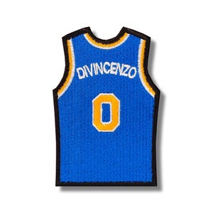 Pode incluir: Camisola de basquete azul com detalhes brancos e amarelos, com o nome "DIVINcenzo" e o número "0" em amarelo.