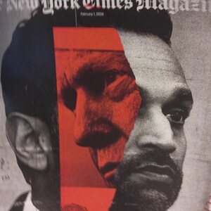 Könnte beinhalten: Das Cover des New York Times Magazine vom 1. Februar 2026 zeigt ein schwarz-weißes Porträt einer Person mit Bart. Ein vertikales rotes Rechteck überdeckt die Gesichtsmitte und zeigt eine Nahaufnahme von einem Auge und einer Nase.