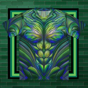 以下が含まれることがあります： 緑、青、黄色の鮮やかな抽象的なデザインのVネックTシャツ。アートワークは、様式化された葉や羽に似た対称的で有機的なパターンを特徴としています。シャツは濃い緑色の背景に表示されています。