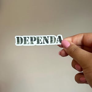 Dependaステッカー、ミリタリー・ワイフ、ミリタリー・ユーモア、陸軍、海軍、海兵隊、空軍、面白いミーム、防水、耐候性