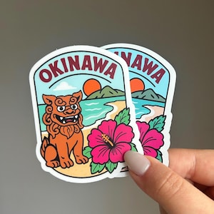 Okinawa Strand mit Shisa Aufkleber und Magnet, Okinawa Ozean, Hibiskus, Berge, Japanisch, Insel Hintergrund, wasserfest, wetterfest