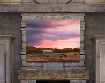 Granja ganadera con vacas y granero bajo la puesta de sol púrpura rosa, decoración de pared con estampado de lienzo de vaca, arte de pared de vaca, vacas de campo, decoración de granja, decoración de vacas
