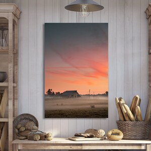 Veeboerderij met koeien en schuur onder vurige oranje zonsondergang, koe canvas print muur decor, koe kunst aan de muur, land koeien, decor van de boerderij, koe decor