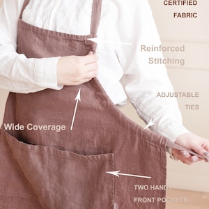 Puede incluir: Un delantal de lino marrón con lazos ajustables, dos bolsillos grandes en la parte delantera y una amplia cobertura. El delantal está hecho de tela certificada Oeko-Tex y presenta costuras reforzadas.