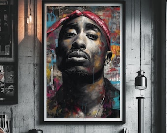 Puede incluir: Retrato enmarcado de Tupac Shakur, con un primer plano de su rostro. Lleva un pañuelo rojo y una cadena plateada. La obra tiene un fondo abstracto y colorido con salpicaduras de pintura, sobre una pared gris.
