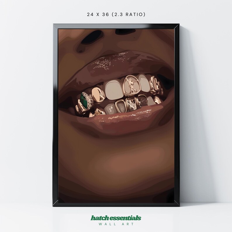 Puede incluir: Primer plano de la boca de una persona con dientes de oro. Los dientes est&aacute;n decorados con una gema verde y una peque&ntilde;a figura de oro. Los labios de la persona son carnosos y rosados.
