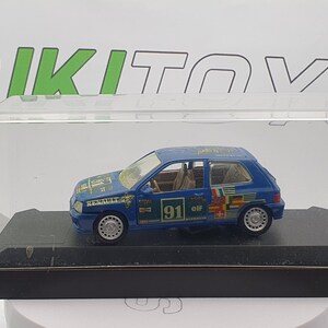 Può includere: Un'auto giocattolo blu e bianca con il numero 91 e la parola "elf" sul lato. L'auto è in una teca di plastica trasparente.