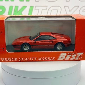 Op de afbeelding: Een handgemaakt, rond houten dienblad met een natuurlijke afwerking. Het dienblad heeft een opstaande rand en twee geïntegreerde handgrepen. De houtnerf is zichtbaar, wat de rustieke charme van het dienblad benadrukt.