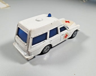Mercedes 2200 Binz Ambulance Corgi Juniors 1/66