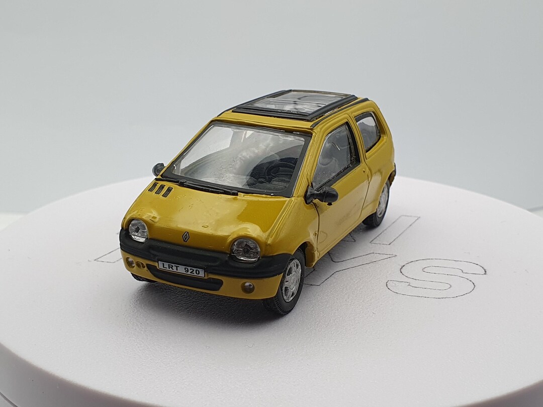 OPO 10 Modellauto Renault TWINGO GT | Maßstab 1:24 | CARARAMA | Mit Öffnungsteilen | Weiß