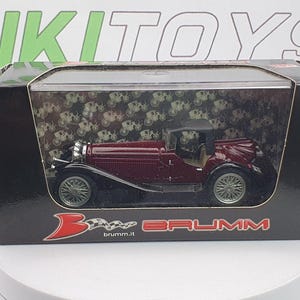 Könnte beinhalten: Burgunderfarbenes Oldtimer-Modellauto in einer schwarzen Displaybox. Das Modellauto hat ein schwarzes Cabrioverdeck, silberne Räder und detaillierte Chromakzente. Die Box trägt den Markennamen "Brumm" und die Website brumm.it.
