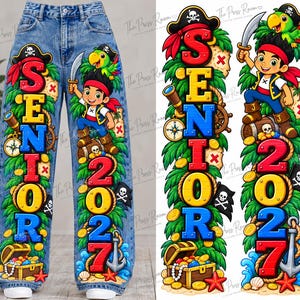 Puede incluir: Vaqueros de mezclilla azul con un estampado gráfico vibrante de temática pirata. El diseño incluye la palabra SENIOR en letras grandes y coloridas, el año 2027, un personaje pirata de dibujos animados, un loro, un cofre del tesoro, monedas de oro y una bandera pirata.