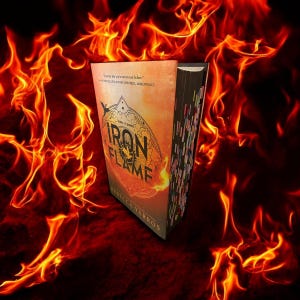 Puede incluir: Un libro de tapa dura titulado "Iron Flame" con una cubierta naranja y amarilla llameante, rodeado de llamas. El libro tiene múltiples marcadores de página y el nombre del autor, Rebecca Yarros, es visible.