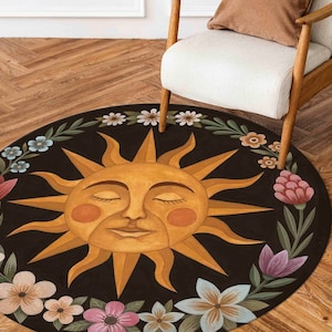 Puede incluir: Una alfombra redonda con fondo negro presenta un sol estilizado con una cara sonriente de ojos cerrados rodeada de una corona de flores de colores.