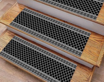 Pode incluir: Degraus de escada com padrão preto e branco com um design geométrico. Os degraus são feitos de um material macio e antiderrapante e são perfeitos para adicionar um toque de estilo a qualquer escada.