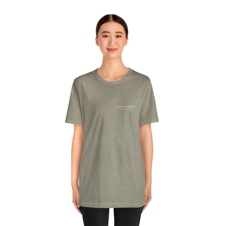 T-shirt unisex a maniche corte Lounge & Recharge, T-shirt sostenibile consapevole, T-shirt super comoda unisex, maglietta versatile, maglietta essenziale immagine 10