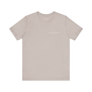 T-shirt unisex a maniche corte Lounge & Recharge, T-shirt sostenibile consapevole, T-shirt super comoda unisex, maglietta versatile, maglietta essenziale immagine 4