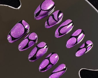Ongle oeil de chat violet personnalisé|Ongles noirs et violets|Presse faite main sur l'ongle|Ongles lignes abstraites peintes à la main|Joli ongle pailleté