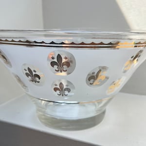 Tigela de flor de lis em vidro MCM com detalhes dourados