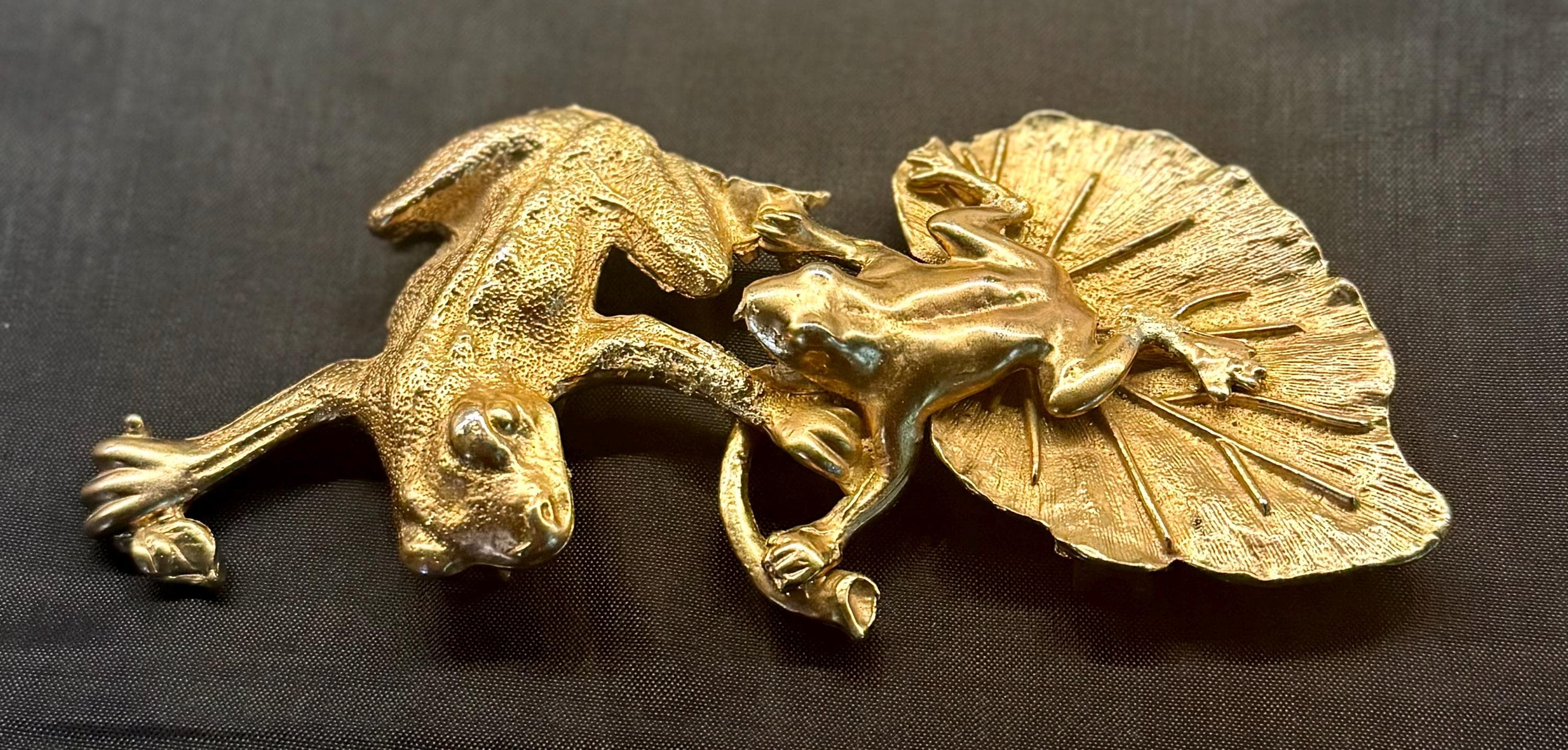Rare Vintage Gail Labelle Gold Toned Belt Buckle, Frogs on a Lilypad, Fairycore VINTAGE Rare GAIL LABELLE GOLD PLATED Gold 2 Frogs Buckle  main image 4