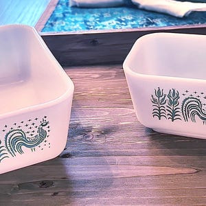 Vintage Pyrex set of refrigerator dishes in Amish Butterprint pattern
