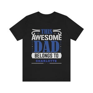 Este increíble papá pertenece a Charlotte, día del padre, camiseta de manga corta