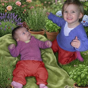 Peut inclure: Deux enfants dans un jardin. L'un est allongé sur une couverture verte, vêtu d'un pull rose et d'un pantalon rouge. L'autre est à genoux, portant un pull bleu et un pantalon rouge. Des plants de romarin et de basilic sont dans des pots en terre cuite.