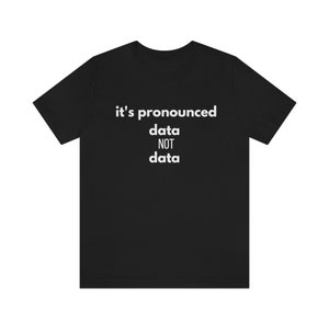 Könnte beinhalten: Schwarzes T-Shirt mit weißem Text, der "it's pronounced data NOT data" lautet