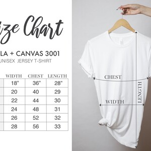 Puede incluir: Una camiseta unisex blanca Bella + Canvas 3001 en una percha de madera. La imagen incluye una tabla de tallas con medidas en cm para ancho, pecho y largo. Tallas de la S a la 3XL, con hasta 142 cm de contorno de pecho.