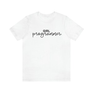 Maglietta Code Like A Girl, T-shirt da programmatore, T-shirt da programmatore, T-shirt divertente da ingegnere informatico, sviluppatrice donna, regalo per programmatore, programmatore immagine 5