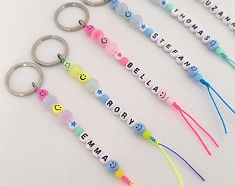 Llavero personalizado con carita sonriente y nombre: dije colorido para bolso con cuentas. Regalo para el centenario de la escuela.