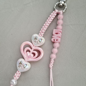 Llavero con dije de corazón rosa y blanco y palabra "Love" / Lindo regalo para tu mejor amiga, Día de la Madre, cumpleaños o para ti misma.