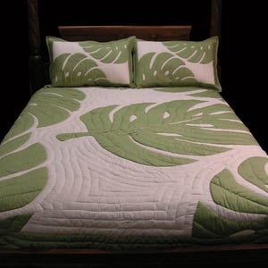 Hand Quilted Hawaiian Quilt Bedspread: Monstera Design