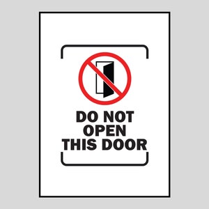 Op de afbeelding: Een wit bord met een zwarte rand en een rode cirkel met een diagonale streep erdoorheen. De cirkel bevat een zwart silhouet van een deur. De tekst "NIET OPENEN DEZE DEUR" staat in het zwart onder de cirkel.