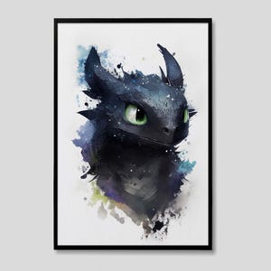 Puede incluir: Una impresión en acuarela enmarcada de un dragón negro con ojos verde brillante. La cabeza del dragón es el punto focal, con una representación detallada de sus escamas y rasgos. La obra de arte tiene un efecto de acuarela con salpicaduras de azul, morado y blanco.