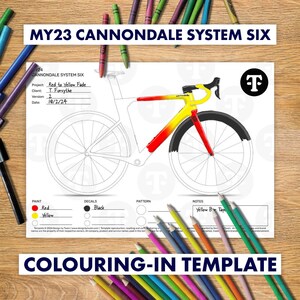 以下が含まれることがあります： 赤から黄色へのグラデーションカラーで描かれた、Cannondale System Six自転車の白黒線画。図面は、上部に「MY23 CANNONDALE SYSTEM SIX」という文字が書かれた白い紙に描かれています。「COLOURING-IN TEMPLATE」という文字がページの下部に書かれています。赤、黄、黒の塗料と、黒いデカール用のカラーサンプルがあります。メモ欄には「Yellow B Tape」という文字が書かれています。