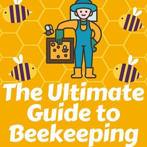 Puede incluir: Un apicultor con un traje blanco y un mono azul sostiene un marco de colmena de madera con panales y abejas. El apicultor está de pie sobre un fondo amarillo de panal con abejas volando alrededor. El texto "The Ultimate Guide to Beekeeping" está escrito en letras blancas debajo de la imagen.