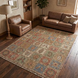 Peut inclure: Un tapis rectangulaire avec un motif patchwork orné de motifs floraux et d'oiseaux dans des tons de rouge, bleu, vert et beige. Le tapis est posé sur un parquet sombre, avec des meubles en cuir et un lampadaire en arrière-plan.