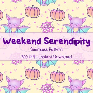 Op de afbeelding: Naadloos patroon met pompoenen, vleermuizen en spinnenwebben in pastelkleuren. Het ontwerp bevat de tekst "Weekend Serendipity" en "Seamless Pattern". De achtergrond is lichtgeel met kleine sterren.
