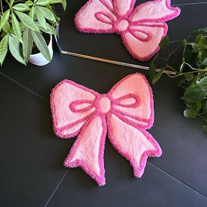 Handgemachter rosafarbener Teppich mit Schleife, niedlicher, trendiger Kokette Dekor, Pastell Girly Cottagecore Bogen Teppich Kunst, einzigartige Geschenke Kundenspezifische Aufträge verfügbar