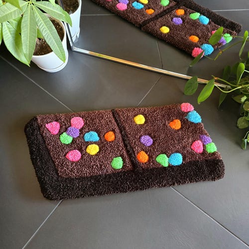 Handgemaakt getuft brownie-tapijt, schattige, nostalgische, trendy en retro woondecoratie, grappig snack-, cake- en voedseltapijt, unieke cadeaus, bestellingen op maat mogelijk.