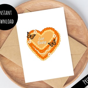 Tarjeta de pastel de corazón de bebé Leo imprimible, regalo de feliz cumpleaños del zodíaco de mariposa naranja, impresión fácil y linda desde casa, descarga digital 5x7 PDF JPG