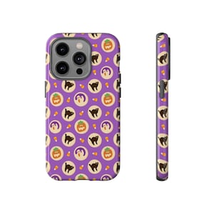Puede incluir: Funda de teléfono morada con un patrón de temática de Halloween de gatos negros, calabazas y maíz dulce.