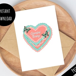 Tarjeta imprimible de pastel de corazón de bebé Géminis, regalo de feliz cumpleaños del zodíaco de mariposa rosa, linda impresión fácil desde casa, descarga digital 5x7 PDF JPG