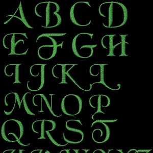 Può includere: Un alfabeto ricamato in verde con lettere maiuscole, numeri e segni di punteggiatura. Le lettere sono in un carattere corsivo.