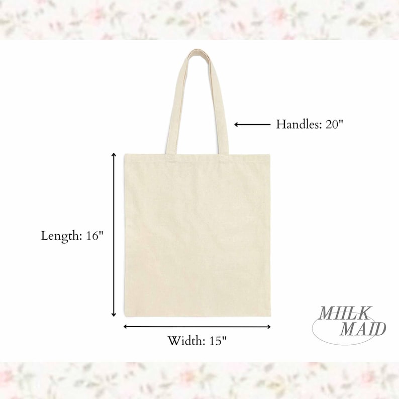 Puede incluir: Bolso tote de color crema con forma rectangular. La bolsa mide 40,6 cm de largo, 38,1 cm de ancho y tiene asas de 50,8 cm. El logotipo de Milk Maid es visible en la esquina inferior derecha.