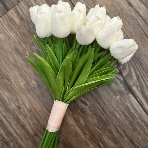 Bridal Bouquet, Wet tulip, wet tulip bouquet, white tulip, white tulip bride flower, rustic boho flower bouquet, white bouquet, WhenUwed