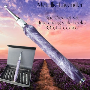 Puede incluir: Una taza de cerámica blanca con un asa negra y el texto "But First, Coffee" en un estilo manuscrito. La taza está sobre una superficie blanca. La taza mide 10 cm de alto.