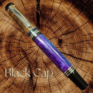 STYLO FONTAINE "Capuchon noir". Superbe capuchon en bois noir sur un superbe corps en résine dans un stylo-plume Noble. Forme classique, design moderne.